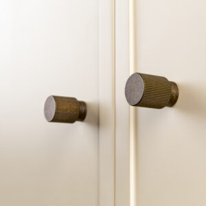 Knopok ARPA VIEFE 22mm mosadz česaná 0583022L291