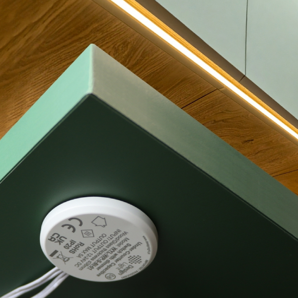 33026_a Dotykový vypínač pod dosku so stmievačom pre LED osvetlenie